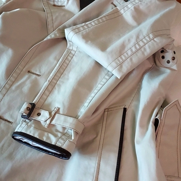 Men's Burberry Trench Coat - Picture 16 of 16